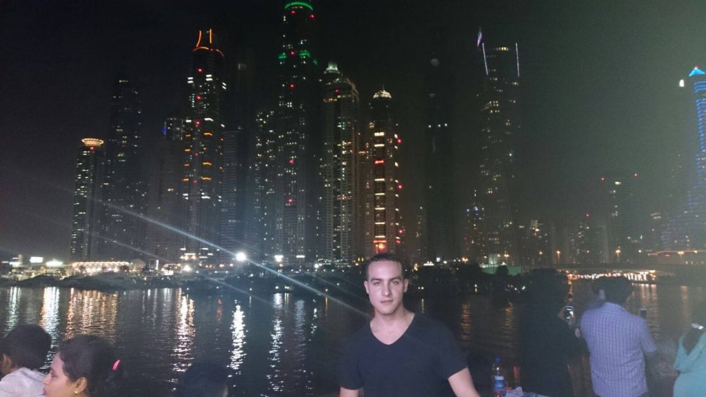 Yo de paseo en barco por Dubai